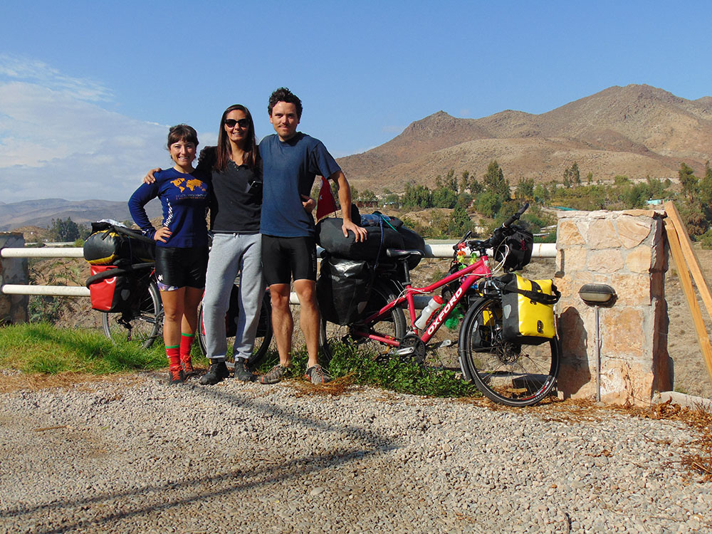 Şili'de warmshowers ile beni ve diğer bisikletli gezgin Emilio'yu evinde ağırlayan Carolina. Ev üzüm bağlarının içinde bir evdi.