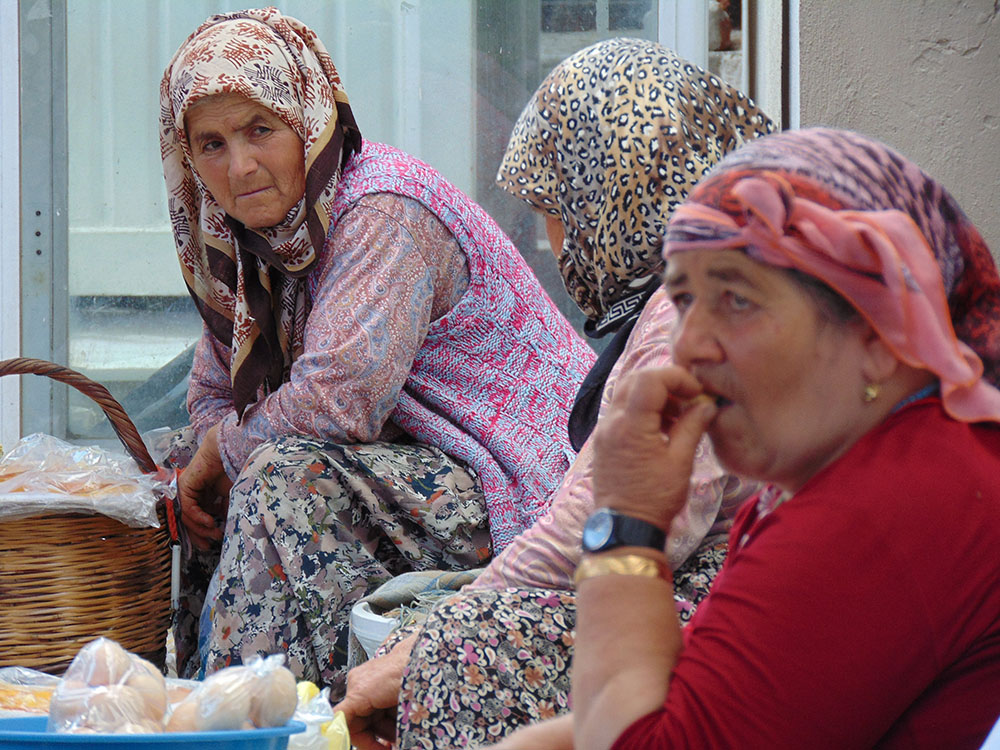Çanakkale pazarında satıcı kadınlar