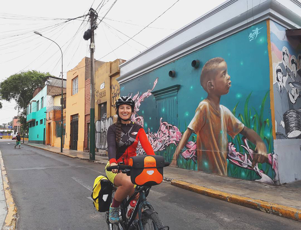 Bisikletli Türk kadın gezgin